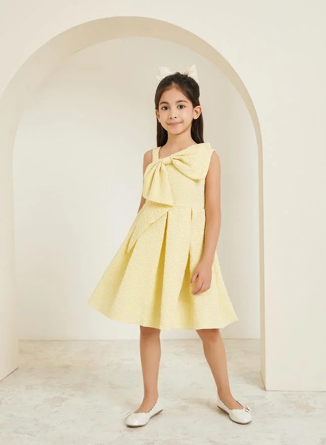 ستايلي فستان جاكار بلا أكمام وتفاصيل فيونكة